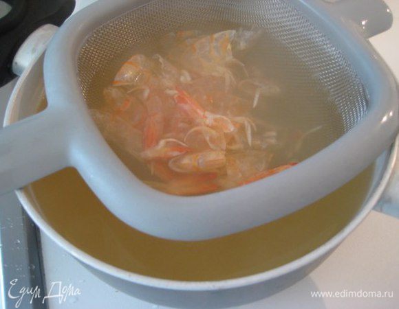 Готовый бульон процедить, держать бульон горячим.