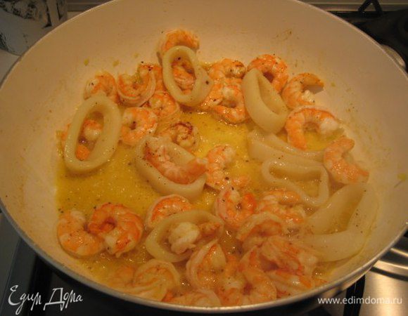 Добавить каракатицы и креветки.