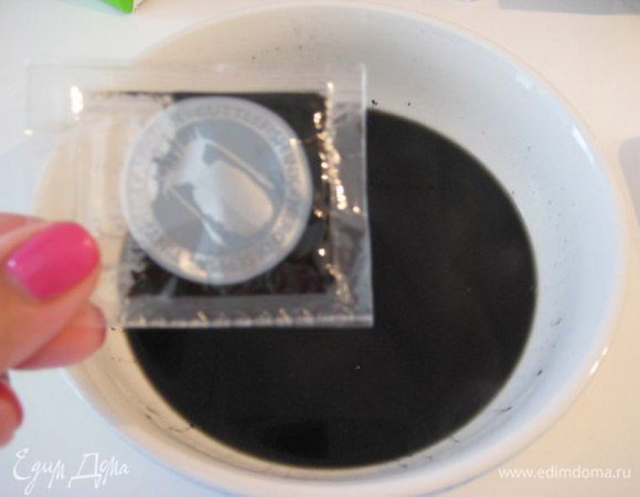 Влить 2 половника горячего рыбного бульона, бульон должен покрывать рис, готовить ризотто на среднем огне, периодически помешивая. Подливать горячий бульон по полполовника по мере впитывания. 
Чернила каракатицы (4 грамма) развести в чашке с одним половником бульона, влить на 8-9 минуте приготовления риса.