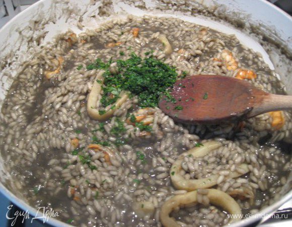 Петрушку мелко измельчить, добавить в ризотто. Посолить, поперчить.