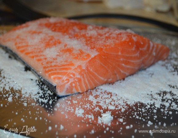 Смешать сахар и соль в пропорции 2:1. Две части соли и одна сахара. Посолить хорошенько семгу со всех сторон (пересолить не бойтесь, рыба возьмет соли столько, сколько ей надо).
По желанию можно полить немножко коньячком. Лимон при засолке я не использую никогда, семга от него белеет.
Оставить в тепле на пару-тройку часов, а затем убрать в холодильник на сутки.