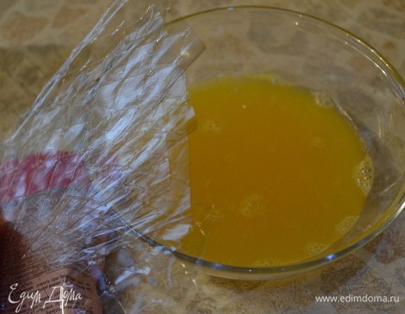 Выжать сок из одного апельсина. Взять желатин, замочить в холодной воде до мягкости.
Сок нагреть, а затем растворить в нем желатин. Не кипятить!
Желе залить в форму и убрать в холод до полного застывания.