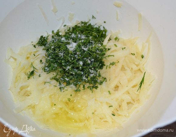Натереть картофель на крупной терке. Присолить, добавить белок и рубленный укроп. Перемешать. Оставить минуть на 10. Лишнюю жидкость слить.