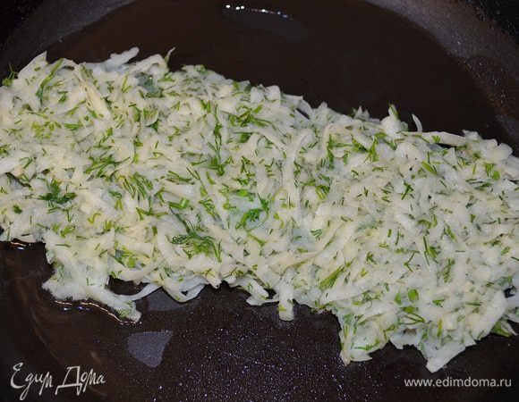 Выложить картофель прямоугольником на хорошо разогретую с маслом сковороду. Обжарить с двух сторон до готовности. Выложить на салфетку для остывания и полного удаления жира.