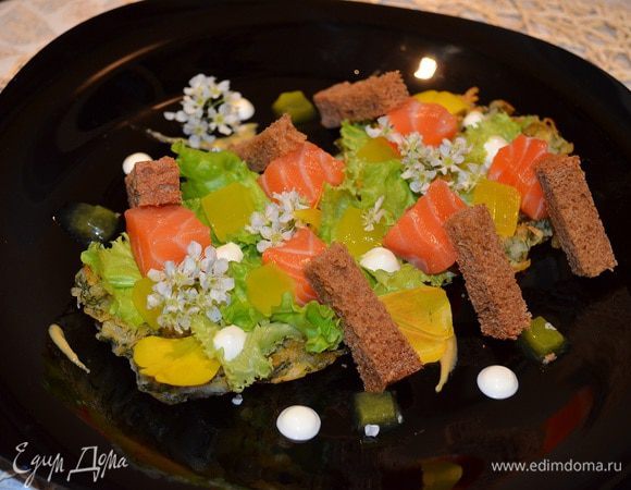 Нарезать черный хлеб брусочками (по желанию можно его слегка поджарить).
Апельсиновое желе и лосось нарезаем на кубики.
Картофельный драник укладываем на тарелку, сверху семгу, листочки салата, желе, брусочки хлеба.
Декорировала я тарелку и салат сметаной. Она очень подходит к нашему картофелю.
Подача может быть разнообразной. Попробуйте - не пожалеете!
Приятного аппетита!