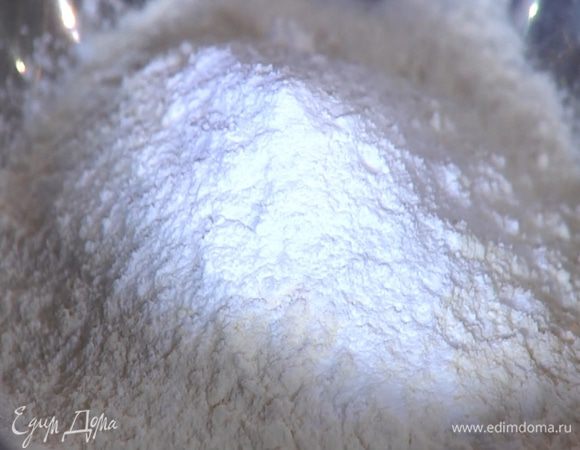 Муку перемешать с разрыхлителем.