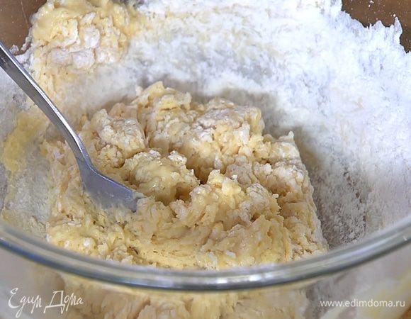 Часть творожно-яичной массы влить в глубокую миску, добавить ванильный экстракт, всыпать муку с разрыхлителем и вымешать.