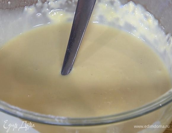 Когда тесто станет однородным, влить молоко, перемешать, затем добавить оставшуюся творожно-яичную массу и вымешать тесто.