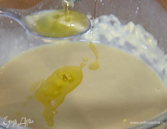 Влить 3 ст. ложки оливкового масла, перемешать и дать тесту отдохнуть.