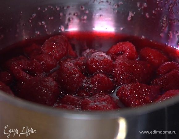 Приготовить соус: в небольшой кастрюле соединить предварительно размороженную малину, сахар, влить ванильный экстракт и все прогреть (малина не должна развариться!).