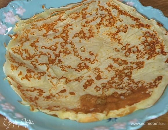 Разогреть в сковороде оставшееся оливковое масло и пожарить блины.