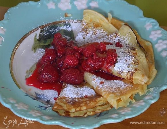 Свернуть блины треугольниками, посыпать сахарной пудрой и подавать с малиновым соусом.