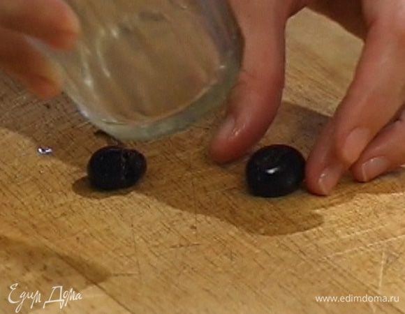 Из оливок удалить косточки.