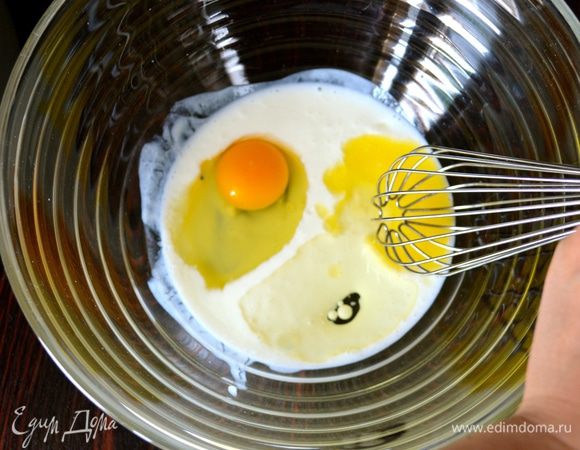 В большой миске смешать яйцо, щепотку соли, оставшийся сахар, растопленное сливочное масло, растительное масло и кефир. Все жидкие ингредиенты должны быть комнатной температуры!