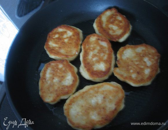 Жарить на разогретом растительном масле. Выкладывать оладьи ложкой, предварительно обмакнув её в воду, на маленьком огне под закрытой крышкой. Это с мясом.