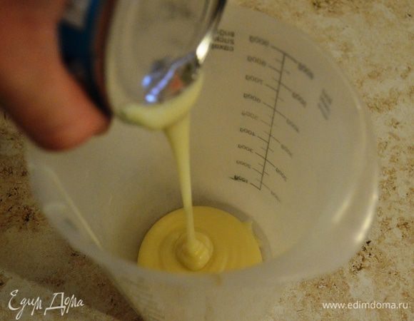 Тем временем готовим крем. В отдельную посуду выливаем банку сгущенки.