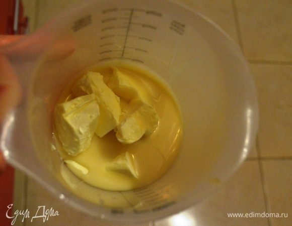 Добавляем размягченное сливочное масло.