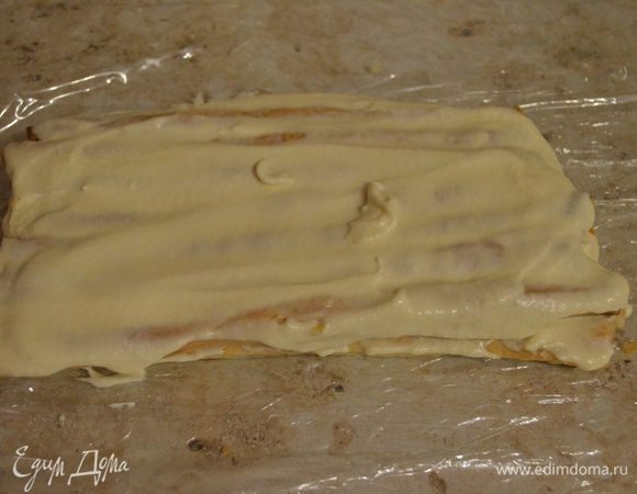 Сверху крем (промазывать можно щедро, т.к. крема большое количество).