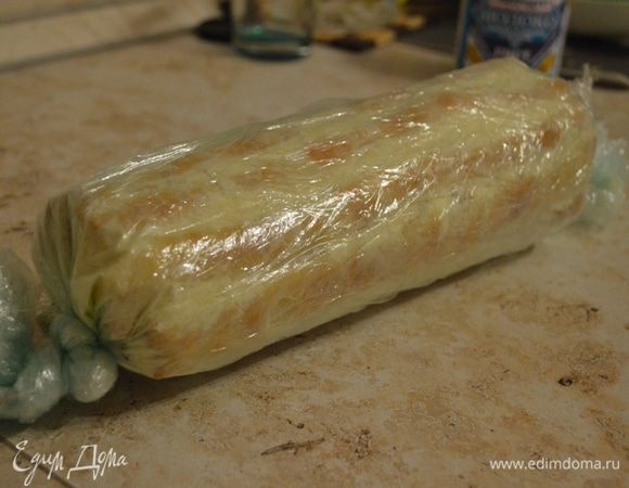 Взяв обеими руками за два края вдоль полена, скручиваем в полено (стараемся максимально туго, чтобы потом при нарезке не крошилось).