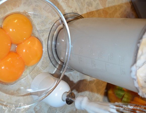 Взбить охлажденные белки. Перед завершением взбивания добавить 50 грамм сахарной пудры.