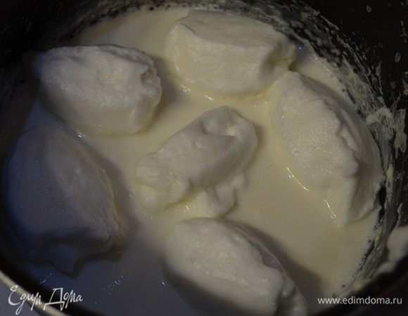 Молоко довести до кипения, убавить нагрев, чтобы не было никаких признаков кипения. С помощью двух столовых ложек сформовать "кнели" из белка и аккуратно опускать их в молоко, чтобы они не касались друг друга.Аккуратно переворачивать их ложкой, только после фиксации каждой стороны. Выложить снежки на сито.