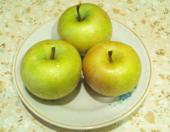 Моем яблоки. Я брала кислые небольшие 'Гогуан'.