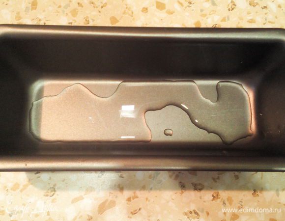 Наливаем в форму воду (необязательно), тогда на дне, повторюсь, будет мармелад (чуть-чуть).