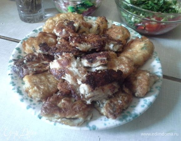 Подготовленное филе нарезать в виде удлинённых брусочков. Сложить их в эмалированную кастрюлю, посолить, поперчить, добавить сок лимона и выдержать 30 минут в прохладном месте.