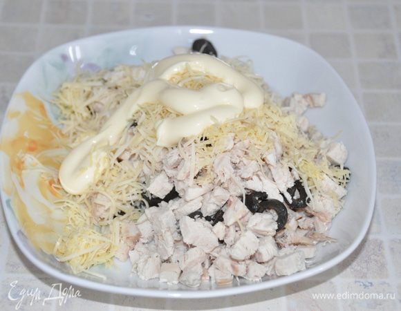 Все просто, даже почти без пошаговых фото.
Отварить, а затем остудить куриное филе. Мелко нарезать и сложить в салатницу. 
Сыр натереть на мелкой терке, половину отложить для украшения, остальное добавить к курице.

2-3 маслины отложить для украшения, остальные нарезать колечками, положить в салатник. Добавить майонез по вкусу и хорошо перемешать. Если требуется, посолить-поперчить. 
