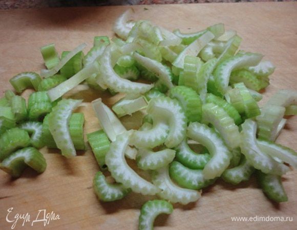 Сельдерей нарезать и обжарить на масле. Влить бульон и тушить под крышкой 10 минут.