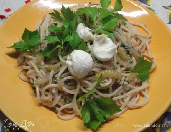 Спагетти отварить до состояния аль-денте. Соединить с сельдереем, песто и перемешать. Пасту подавать с зеленью и сыром моцарелла.