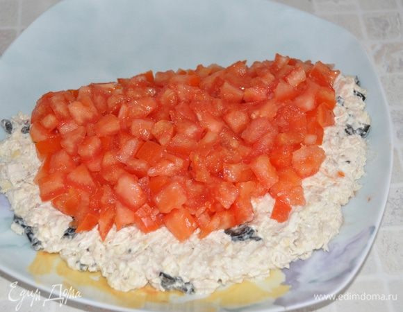 На большое плоское блюдо выложить салат в форме арбузной дольки.

Для украшения: помидоры ложкой освободить от семян с соком и порезать мелким кубиком. Выложить на "арбузную дольку" мякотью вверх (это важно - так больше похоже на арбузный срез), тщательно закрывая поверхность салата.
