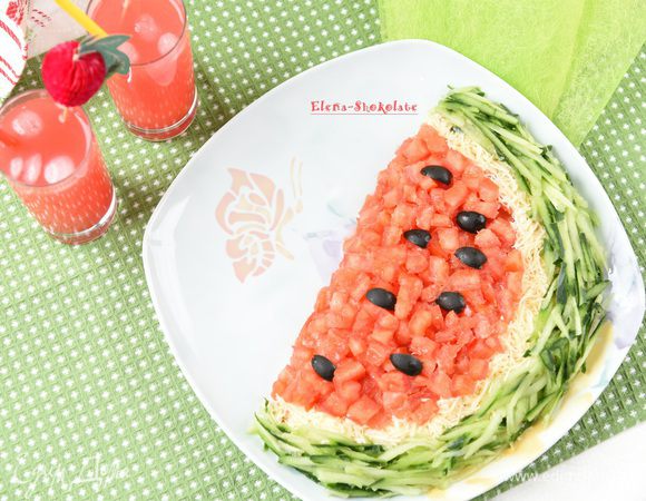 Маслины нарезать на четвертинки и уложить поверх томатной мякоти. Салат готов. Угощайтесь!