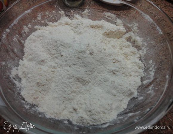 Просеять муку. Добавить соль, потом сахар, дрожжи. Все перетереть.