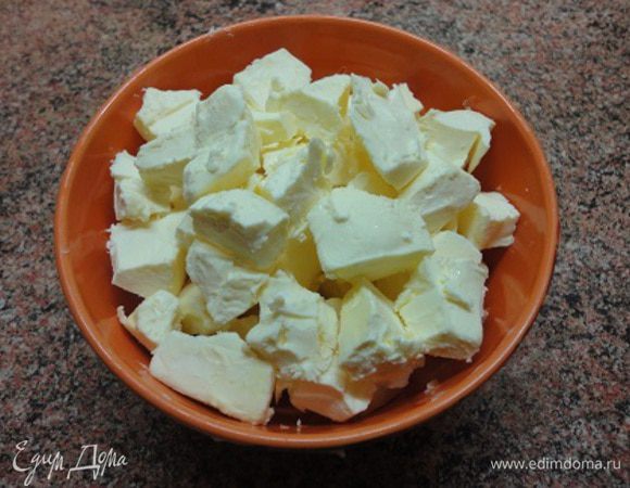  Нарезать сливочное масло небольшими кубиками и оставить в холодильнике.