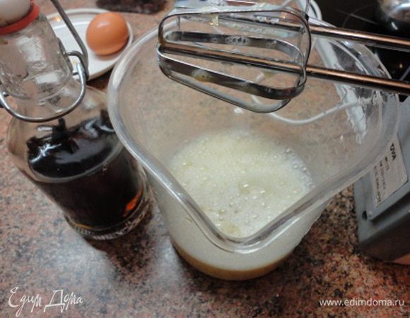 6 яиц слегка взбить с ванильным экстрактом.