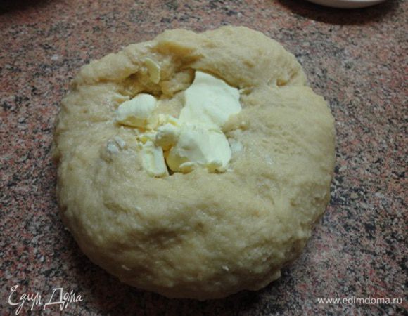  Влить яйца в мучную смесь и размешать в тестомесе или руками. Месить не менее 15 минут, пока тесто не станет эластичным. Я вымешивала на столе без добавления муки, как тесто для пельменей. А затем частями добавлять масло и опять вымешивать. Постепенно тесто будет становиться мягче и послушнее. На это уйдет минут 15-20.