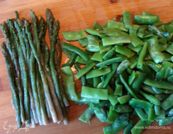 По оригинальному рецету нужно было взять молодой зеленый горошек и молодые зеленые бобы, но т.к. этого мне достать не представлялось ни какой возможности, заменила стручками зеленого горошка. Стручки были внутри с молодыми горошинками, так что это вполне устроило. Думаю, разницы во вкусе практически не должно быть, а может и вовсе.