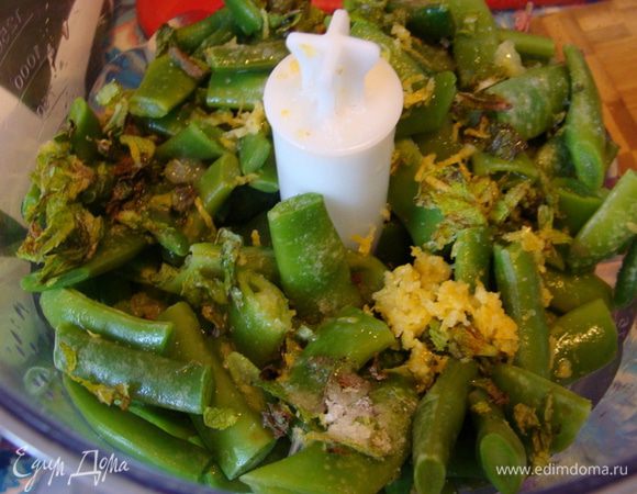 Стручки горошка разморозить, если они замороженные, поместить в чашу блендера. 
Добавить цедру 1/3 лимона и выжать сок. Порезать мяту, посолить.
Измельчить так, чтобы получилась равномерная кашица, но не пюре.
