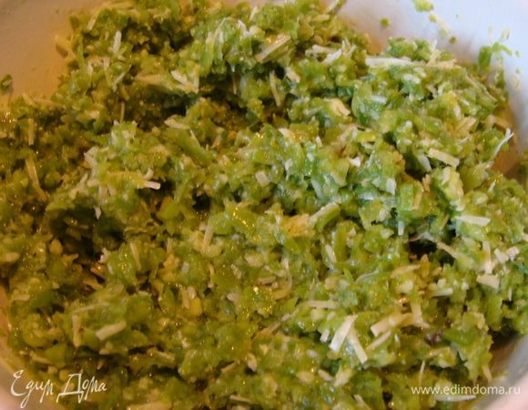 Добавить оливковое масло 1-2 ст/л и перемешать.
Песто готов!