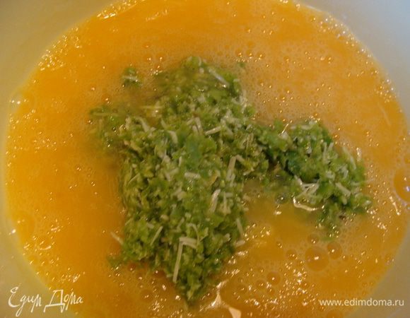 Яйца взбить венчиком с солью, добавить 2-3 ст/л нашего песто, размешать.