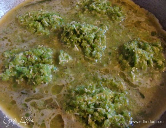 Вылить яичную смесь.
Ложкой распределить оставшийся песто, прям горками.