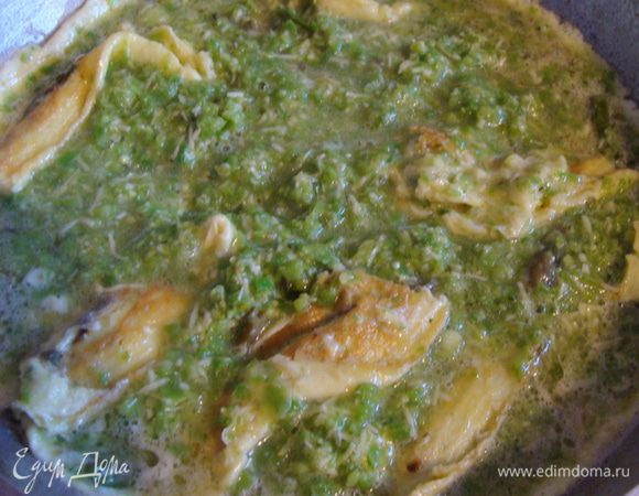 Когда омлет схватится, нужно пройтись по кругу сковороды лопаткой, подвигая подпеченные края к центру.
Это нужно для придания фриттате интересной структуры внутри.