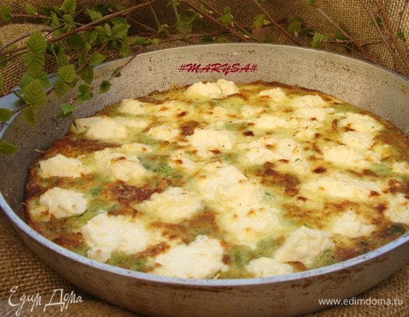 Убрать сковороду в ДУХОВКУ и поставить на верхний режим! 
Так фриттата дойдет до желаемого состояния и покроется сверху приятной корочкой!