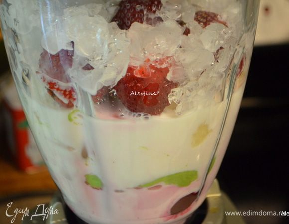 Свекла отварная небольшого размера, у меня 3 мини. Сложить в блендер слоями: свекла, очищенный спелый авокадо, спелый очищенный банан, очищенная клубника, колотый лед мелко,молоко и мед.