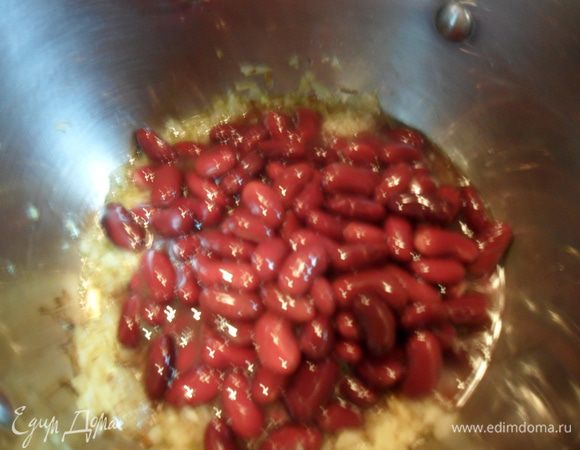 Обжарить лук до золотистого цвета и добавить фасоль. Я положила фасоль консервированную, но при желании можно самим предварительно отварить.