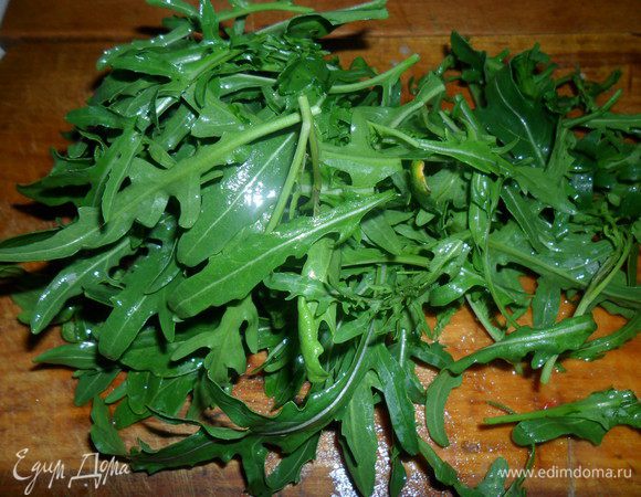 Руколу помыть и обсушить.