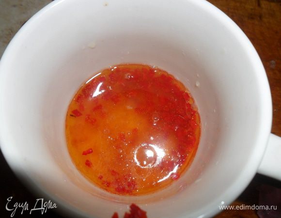 Сделать заправку. Для этого смешать оливковое масло, сок лимона и мелко нарезанный перец чили, посолить.