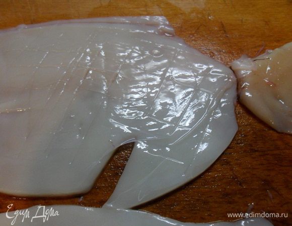 Кальмар очистить и сделать насечки ножом крест-накрест.