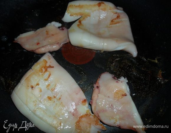 Обжарить кальмары на сильно разогретой сковороде без масла, с двух сторон.